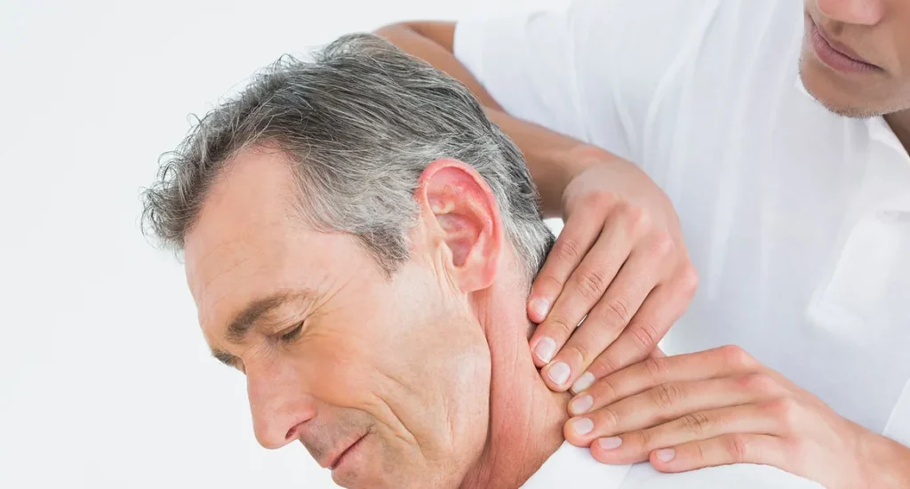 ماساژ سر و گردن برای تسکین سردرد میگرنی